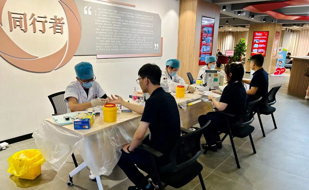 精華股份黨支部組織開(kāi)展“不忘初心跟黨走 無(wú)償獻血慶七一”主題黨日活動(dòng)(圖3)