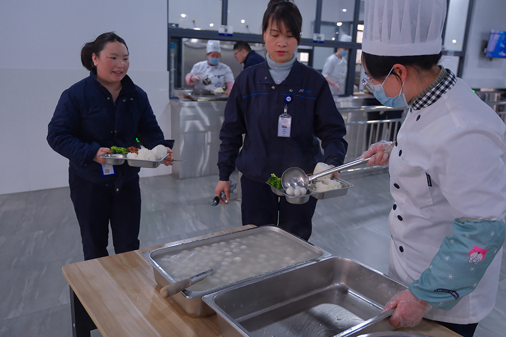 品八方風(fēng)味，享元宵喜樂(lè ) | 公司成功舉辦特產(chǎn)分享及元宵節活動(dòng) 品八方風(fēng)味，享元宵喜樂(lè )。2月12日，傳統元宵佳節，公司在食堂精心組織了“吃湯圓、賞花燈、品特產(chǎn)、投球贏(yíng)獎品”等一系列元宵活動(dòng)，節日氛圍濃厚(圖3)