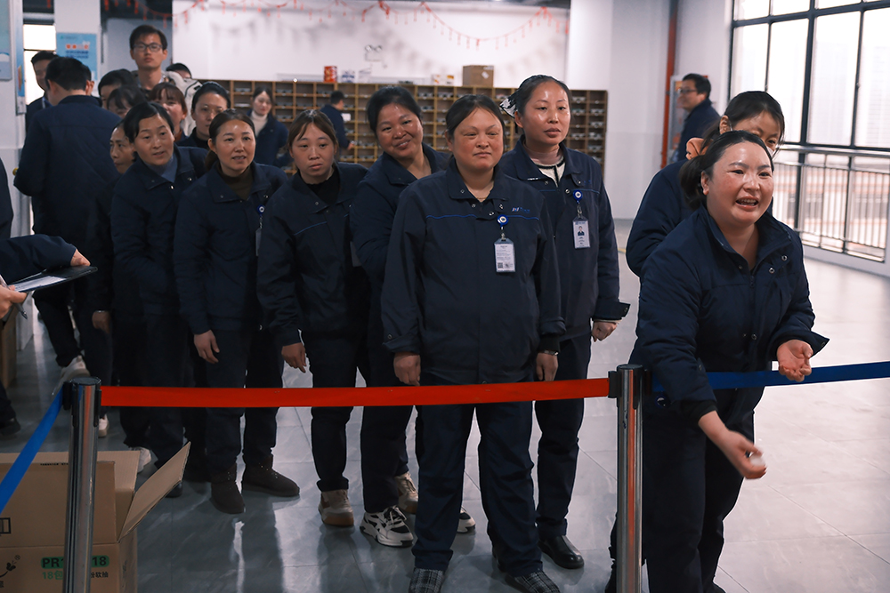 品八方風(fēng)味，享元宵喜樂(lè ) | 公司成功舉辦特產(chǎn)分享及元宵節活動(dòng) 品八方風(fēng)味，享元宵喜樂(lè )。2月12日，傳統元宵佳節，公司在食堂精心組織了“吃湯圓、賞花燈、品特產(chǎn)、投球贏(yíng)獎品”等一系列元宵活動(dòng)，節日氛圍濃厚(圖10)