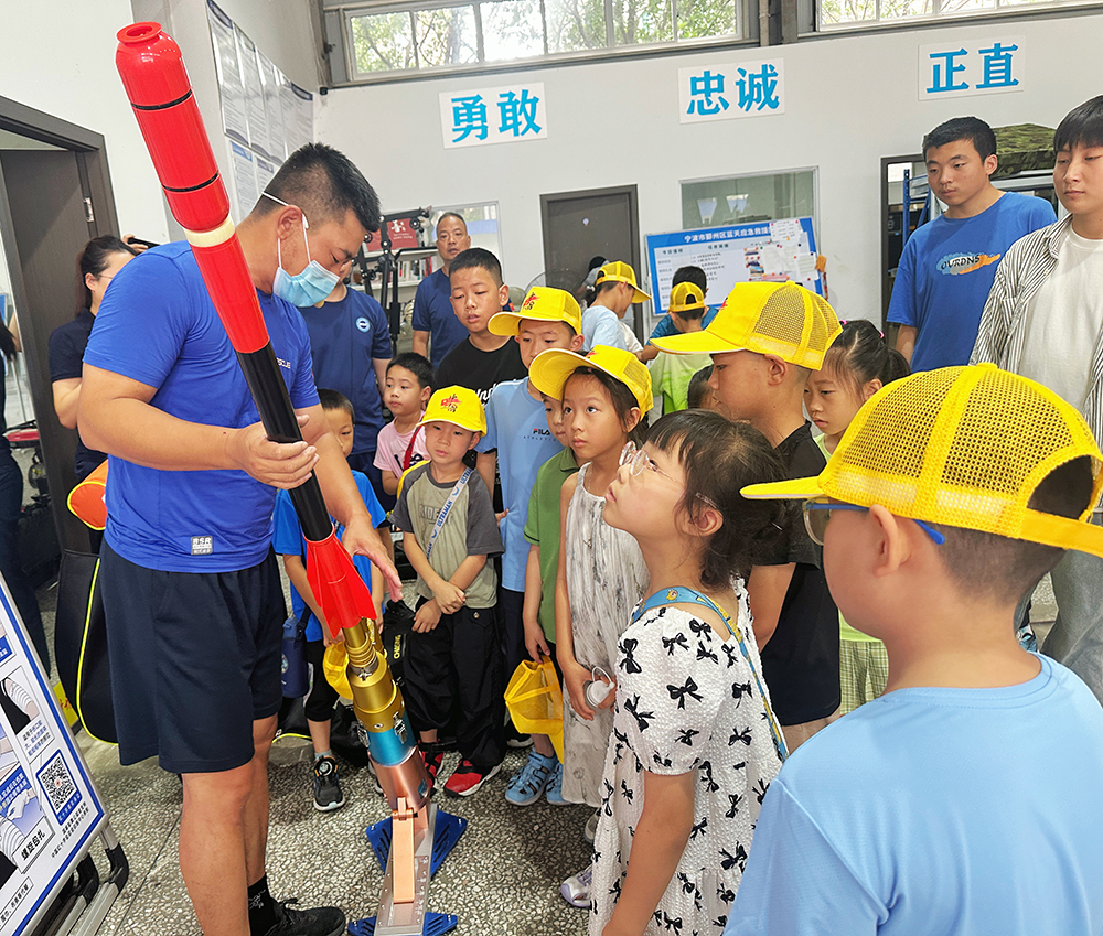 筑夢(mèng)成長(cháng) 相伴一夏 | 精華股份2025年暑期候鳥(niǎo)托管班圓滿(mǎn)結業(yè)(圖2)