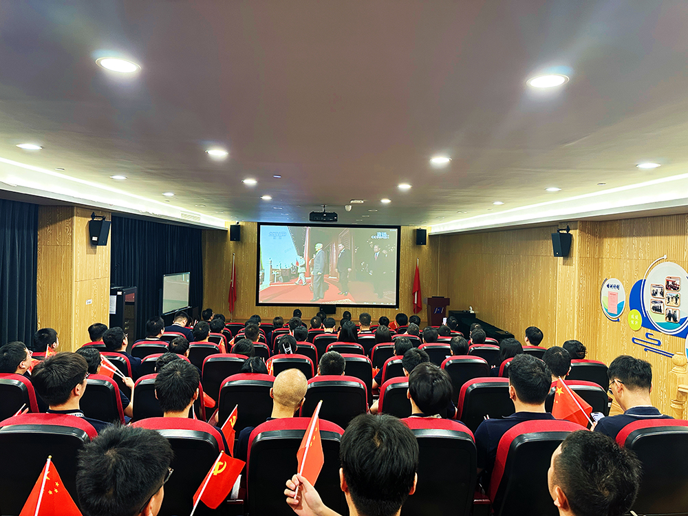 觀(guān)閱兵盛典 聚愛(ài)國情懷(圖2)