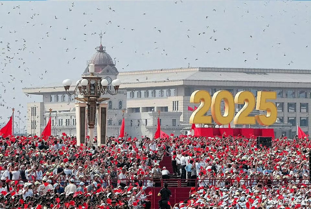 觀(guān)閱兵盛典 聚愛(ài)國情懷(圖8) 觀(guān)閱兵盛典 聚愛(ài)國情懷(圖8)